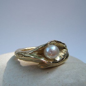 Ring calla massief geelgoud met zoetwaterparel